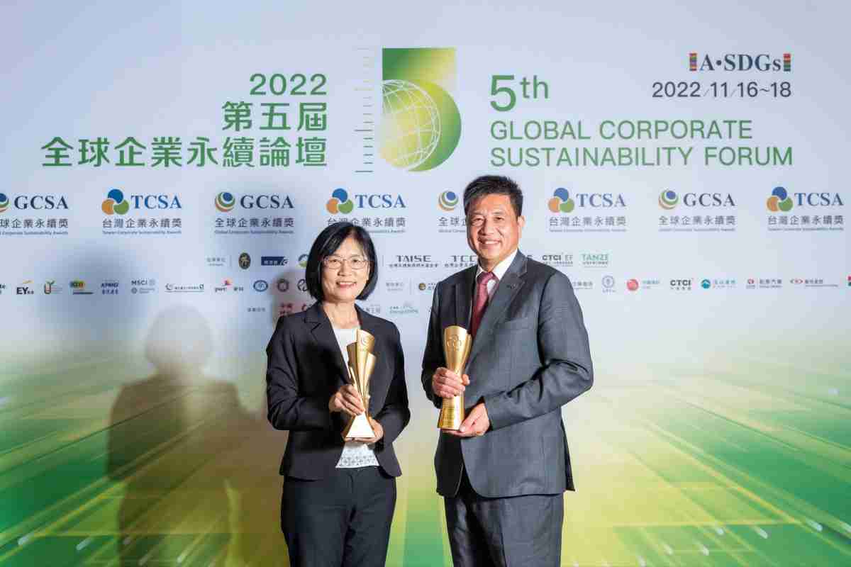 银河集团作为净零碳排先锋，，，，期引领价值链伙伴同行共好，，，，卫冕制造业组“十大典范企业” 二连冠殊荣(左：银河集团光电永续长古秀华，，右：银河集团光电董事长暨执行长彭双浪)