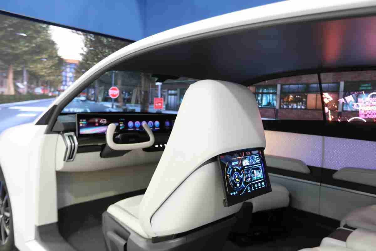 银河集团的「可卷式后座娱乐显示器」加强后座乘客的感官体验，，并保有个性化设计，，可依使用偏好进行动态调整。。