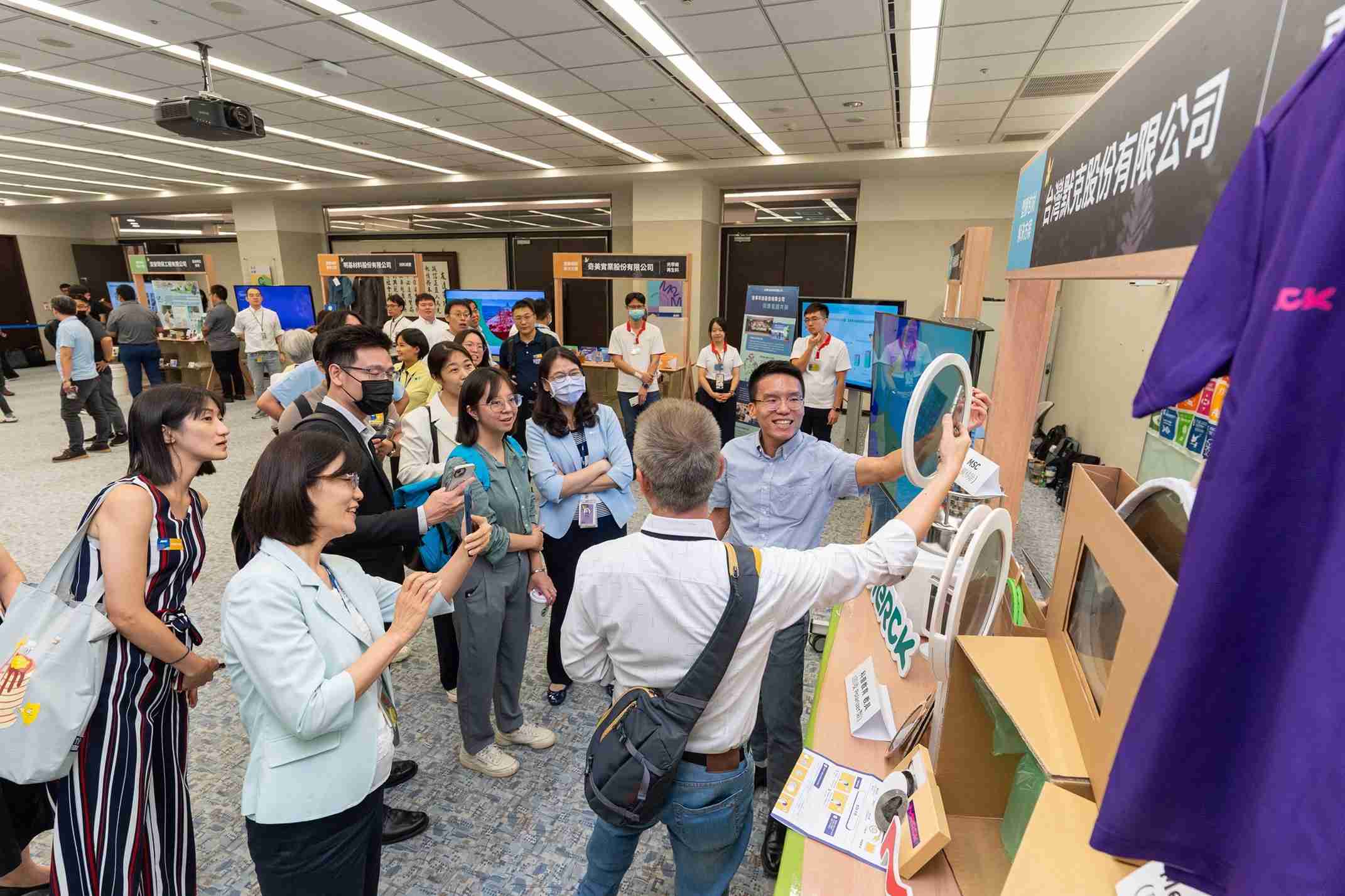 银河集团连手产业伙伴策划首届生态圈联展，，展示如何将废塑料循环再利用，，创新解决方案包括：塑料包材再生与循环使用、、、、再生塑料研发及应用、、、、废塑料回收再生技术、、、、减塑生活提案等